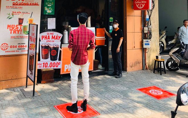 Học mô hình của Ấn Độ: Quán cà phê ở Sài Gòn dán chỗ đứng, tạo khoảng cách an toàn cho khách để phòng chống Covid19 - Ảnh 1.