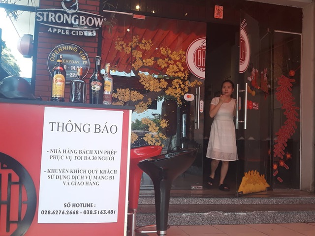 Nhiều hàng quán ở Sài Gòn treo biển “phục vụ tối đa 29 người” để được tiếp tục được hoạt động trước quy định mới - Ảnh 1.