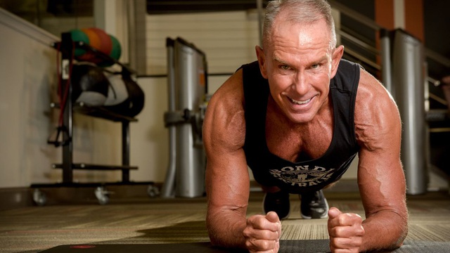 Phá kỷ lục Guinness với hơn 8h ở tư thế plank, ông lão 62 tuổi khiến giới trẻ phải thán phục: Sức mạnh con người nào có giới hạn! - Ảnh 2.