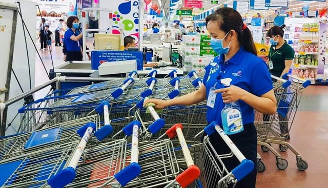 Saigon Co.op cam kết đủ hàng từ mì tôm, đồ hộp… đến khẩu trang, giấy vệ sinh dù nhu cầu tăng vọt - Ảnh 1.