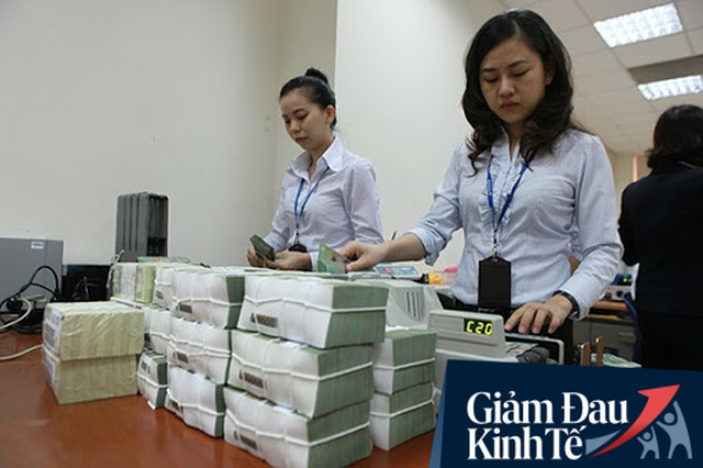 Nỗi lo của nhân viên ngân hàng thời Covid-19 - Ảnh 1.