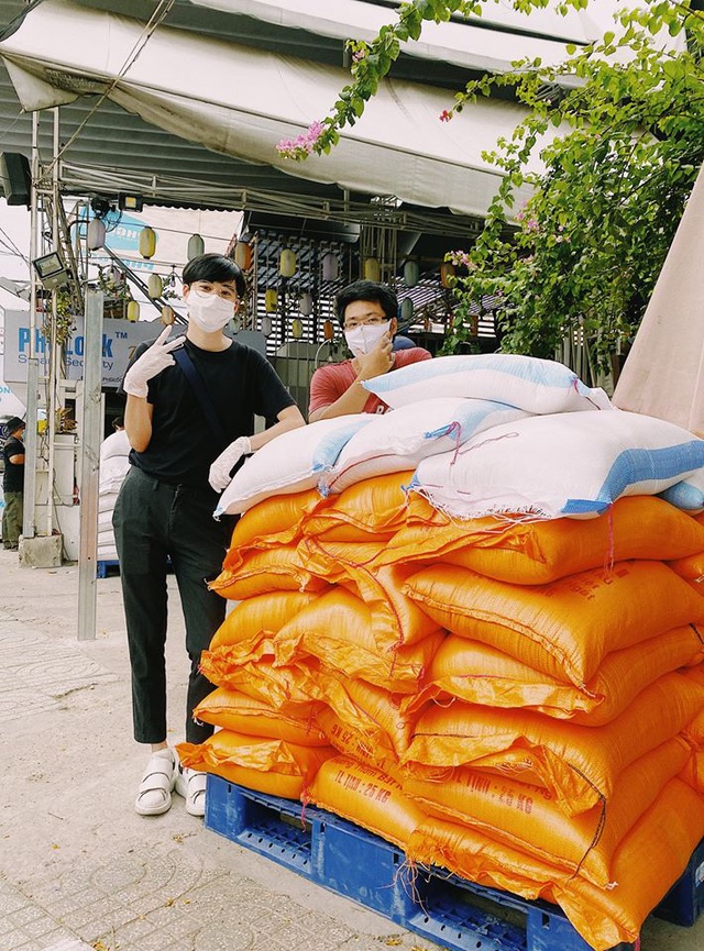 Chàng trai Việt bán poster chống dịch Ở nhà là yêu nước, đóng góp cho ATM gạo giúp người nghèo vượt đại dịch Covid-19 - Ảnh 3.