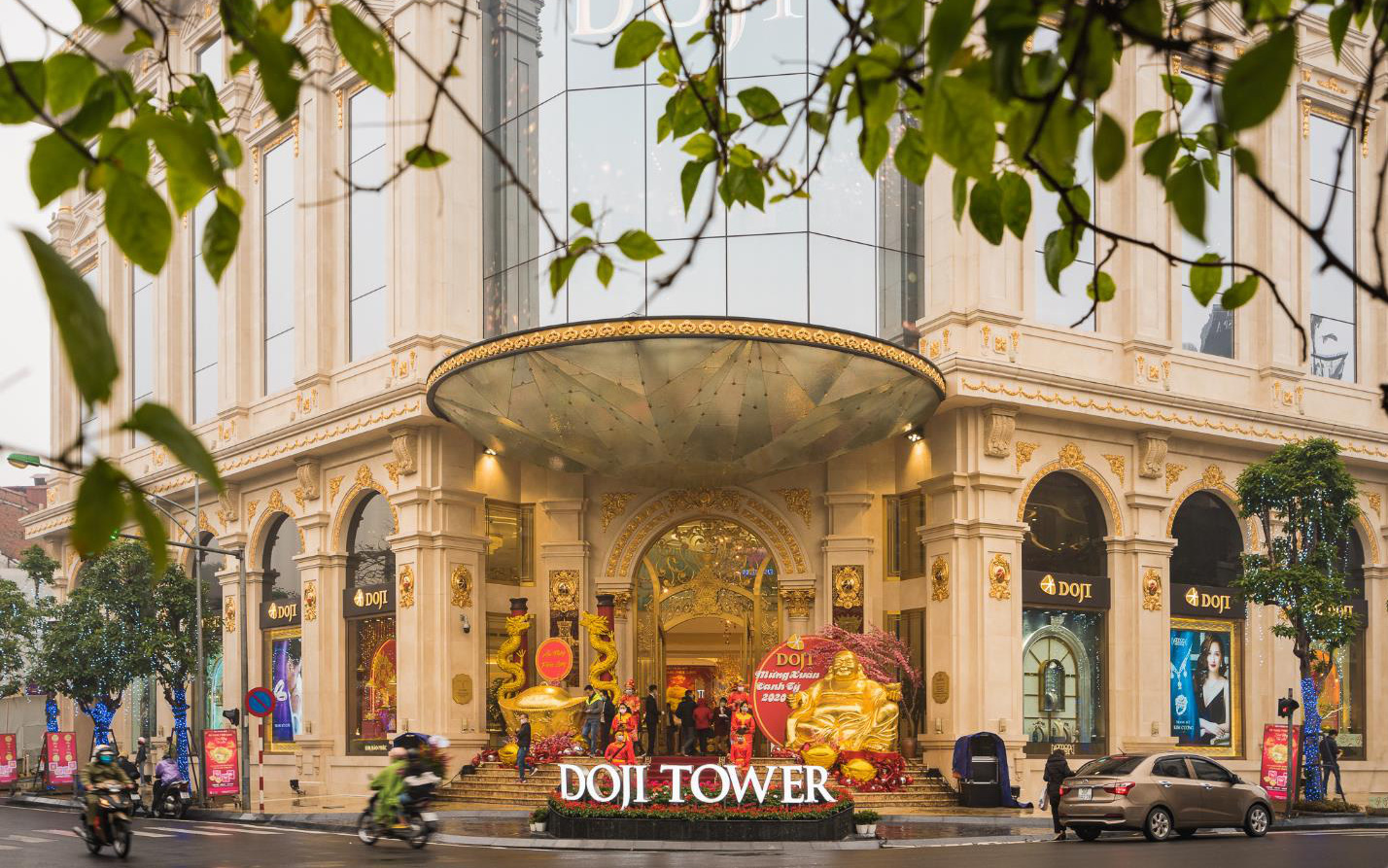 Chỉnh trang lại tiểu cảnh trước tòa DOJI Tower