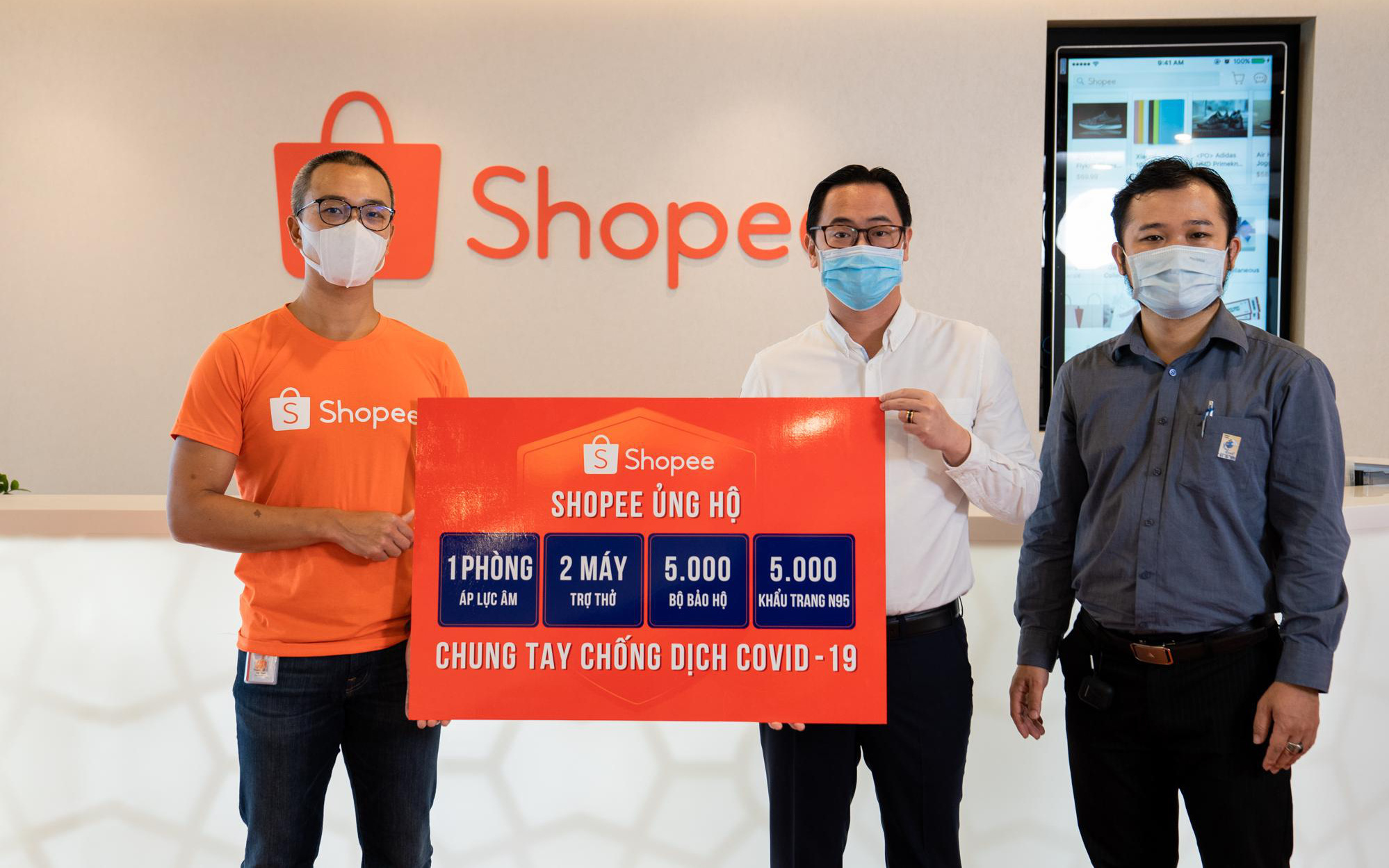 Shopee hỗ trợ 2 máy trợ thở, 1 phòng áp lực âm, 5.000 bộ bảo hộ y tế và 5.000 khẩu trang N95 cho tuyến đầu chống dịch COVID-19