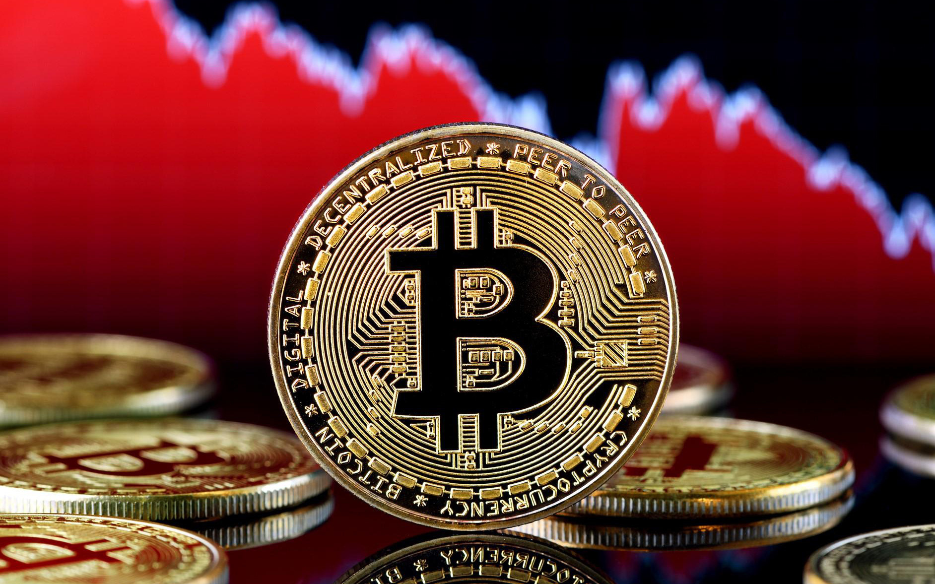 Bitcoin giảm hơn 40%, thị trường tiền ảo "rực lửa"