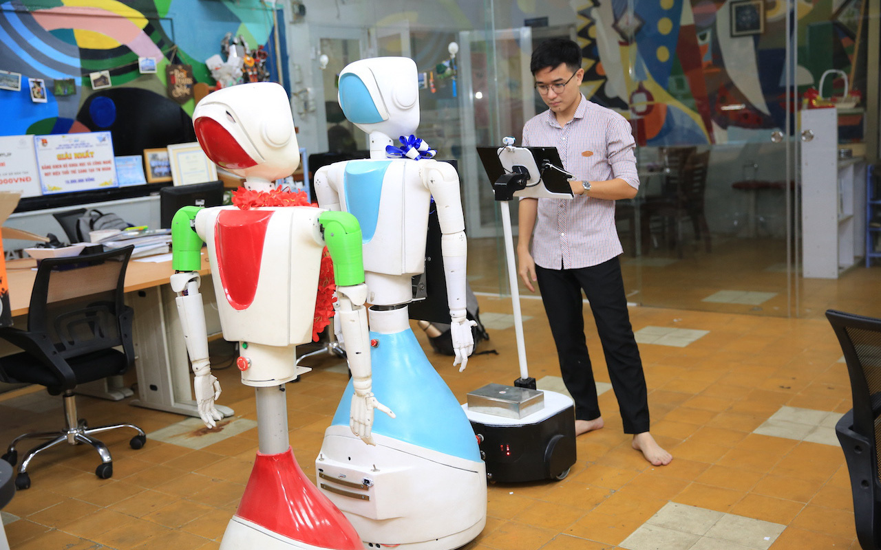 Nhóm sinh viên ở TPHCM chế tạo robot đo nhịp tim, huyết áp, cấp phát thuốc, thanh toán điện tử… giúp giảm tải bệnh viện trong bão Covid-19