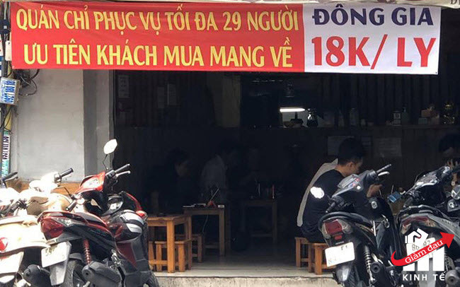 Nhiều hàng quán ở Sài Gòn treo biển “phục vụ tối đa 29 người” để được tiếp tục được hoạt động trước quy định mới