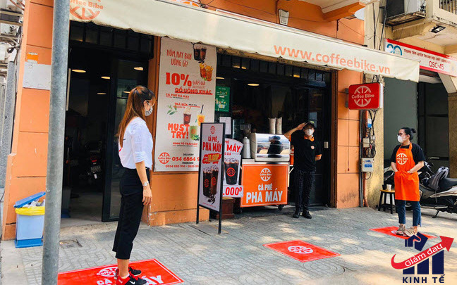 Học mô hình của Ấn Độ: Quán cà phê ở Sài Gòn dán chỗ đứng, tạo khoảng cách an toàn cho khách để phòng chống Covid19