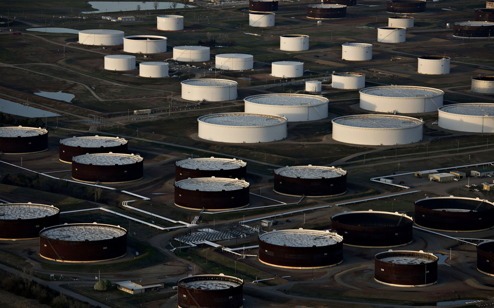 Giá dầu tụt xuống đáy 21 năm do khủng hoảng nhu cầu toàn cầu, cắt giảm dự trữ