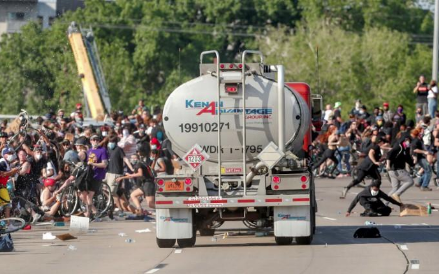 Xe tải chở dầu lao vào đám đông biểu tình, nỗi ám ảnh bạo lực bao trùm nước Mỹ