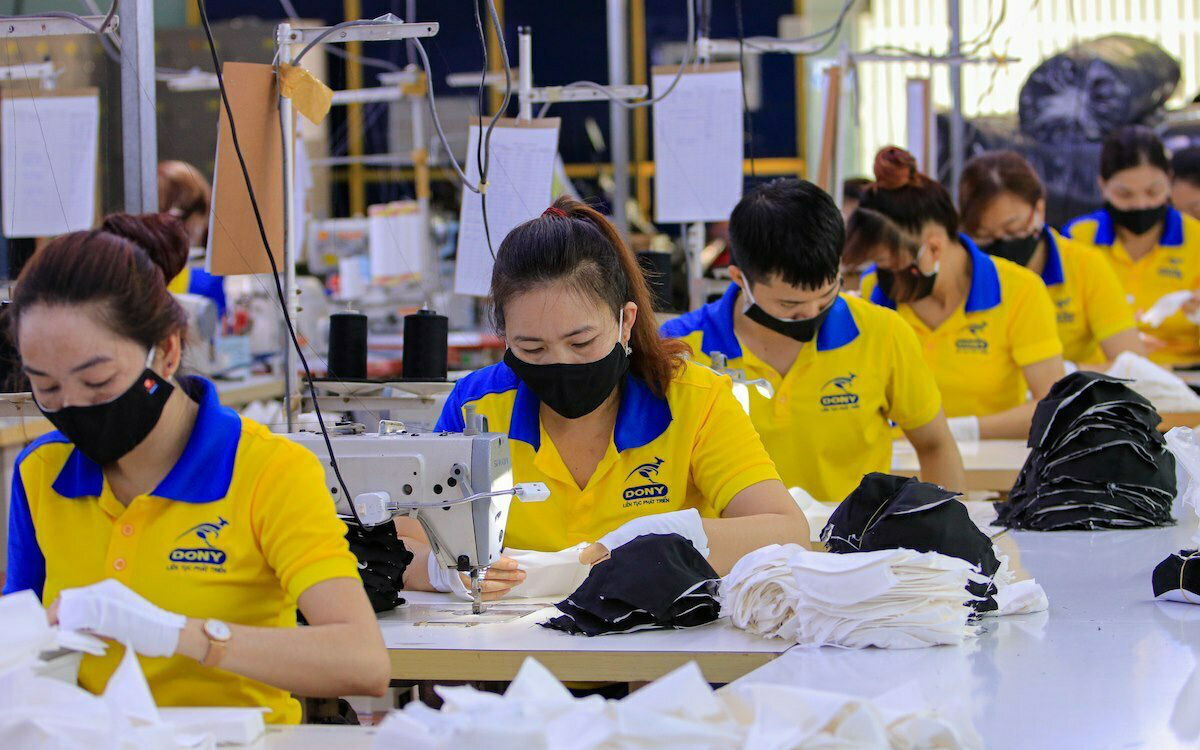 Tại sao nhiều nhà sản xuất dù &quot;kiếm bộn&quot; nhờ bán khẩu trang mùa dịch lại khó có thể xuất khẩu sang các thị trường lớn?
