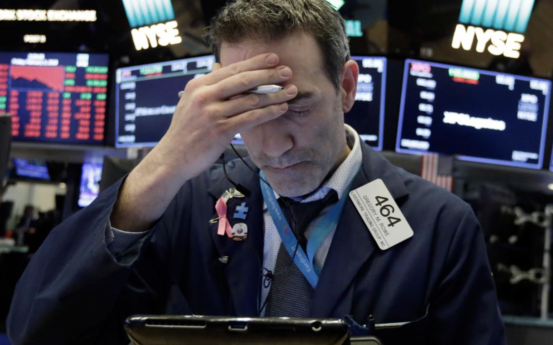 Hoang mang về tình hình dịch bệnh, S&P 500 và Nasdaq rơi vào sắc đỏ lần đầu tiên trong 5 phiên, Dow Jones mất gần 400 điểm