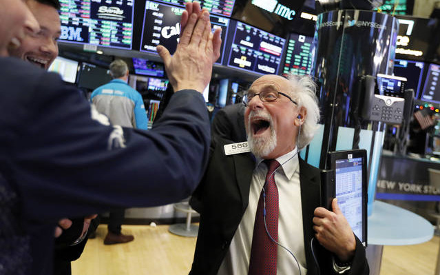 Kỳ vọng lớn về gói kích thích mới, Dow Jones có lúc bứt phá hơn 500 điểm