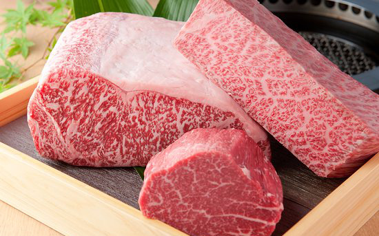 Có giá gần 1.600 USD/kg, đây là cách những miếng thịt bò &quot;thượng hạng của thượng hạng&quot; ra đời