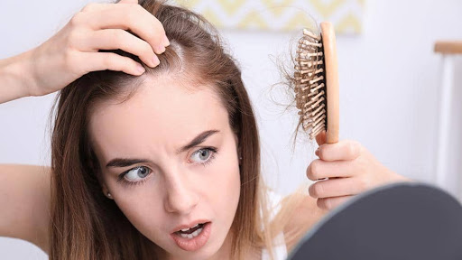 Tại sao rụng tóc lại liên quan đến rối loạn chức năng tuyến giáp? - Ảnh 2.