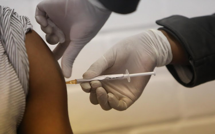 Tình nguyện viên thử vắc xin chống Covid-19 tử vong ở Brazil, AstraZeneca gặp họa