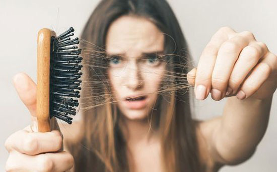 Tại sao rụng tóc lại liên quan đến rối loạn chức năng tuyến giáp?