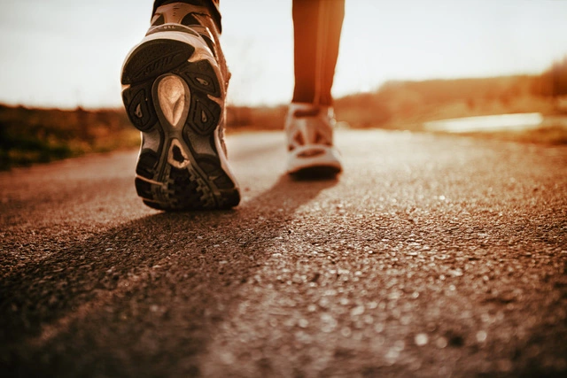 Nên đi bộ vào thời điểm nào trong ngày để có hiệu quả sức khỏe tốt nhất? - Ảnh 1.