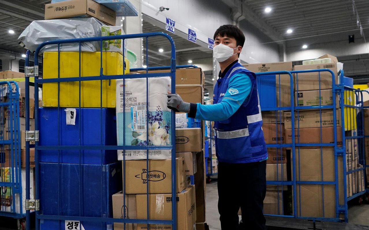 Thảm cảnh những nhân viên giao hàng Hàn Quốc: Bán mạng vì miếng ăn thời đại dịch