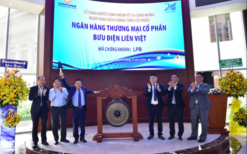 Cổ phiếu LPB "xanh" trong ngày đầu tiên chào sàn HoSE