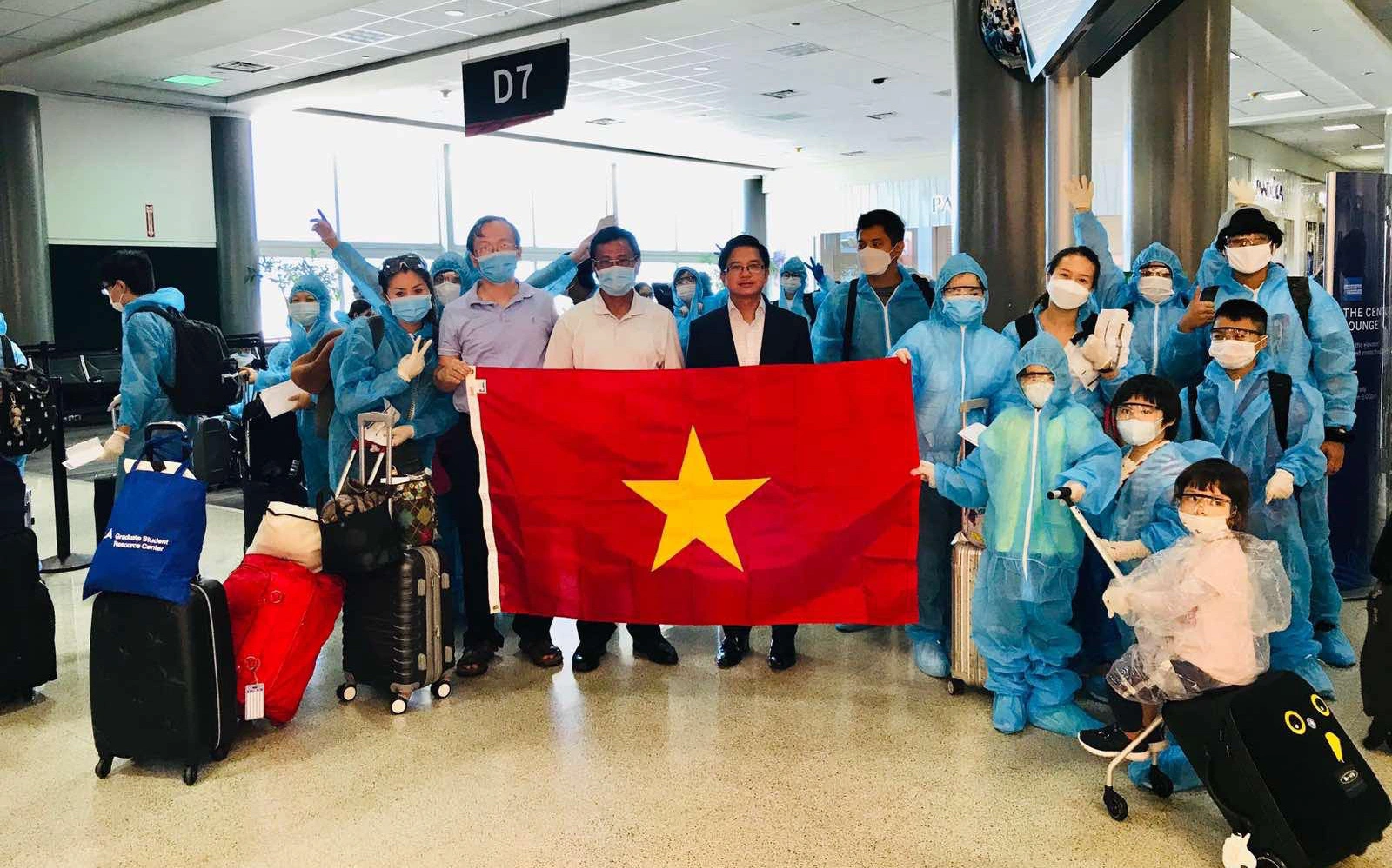 Đưa gần 350 công dân Việt Nam từ Hoa Kỳ trở về nước
