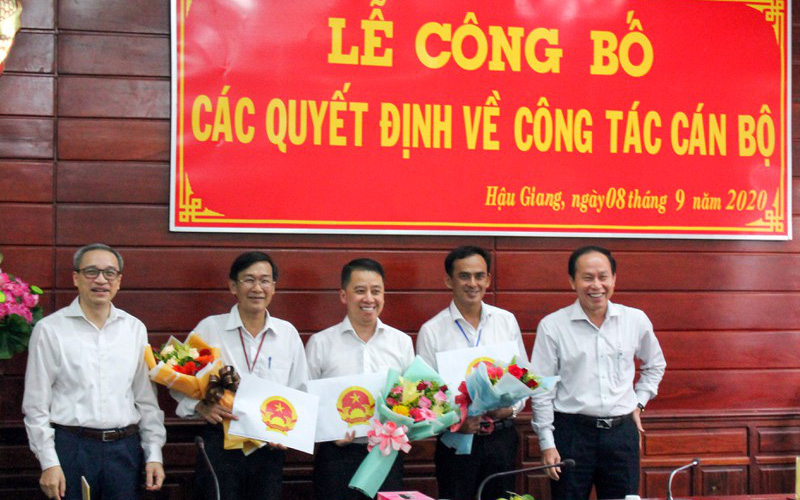 Hậu Giang trao các quyết định về công tác cán bộ