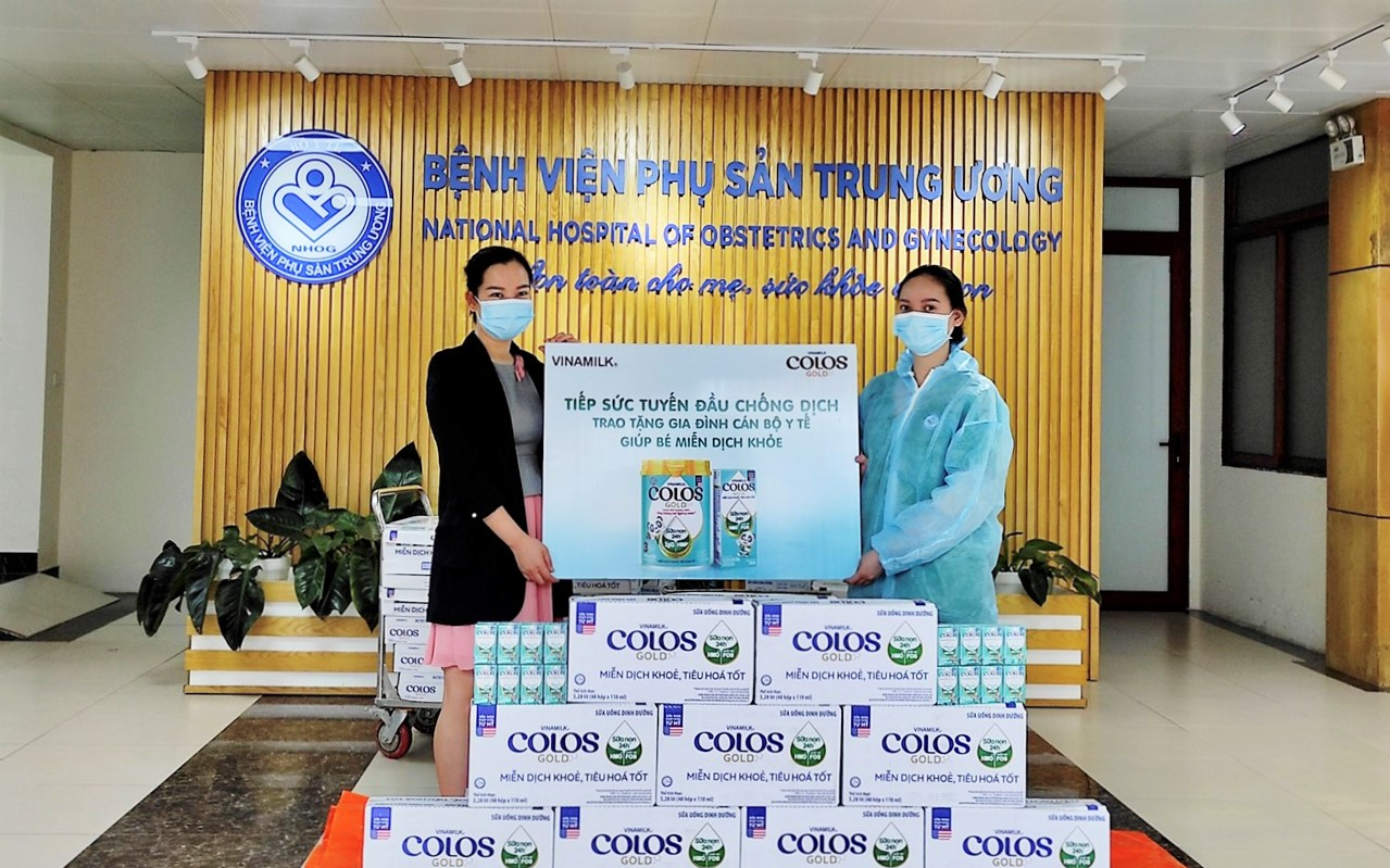 50.000 sản phẩm dinh dưỡng được Vinamilk ColosGold trao tặng cho con em y bác sĩ tuyến đầu