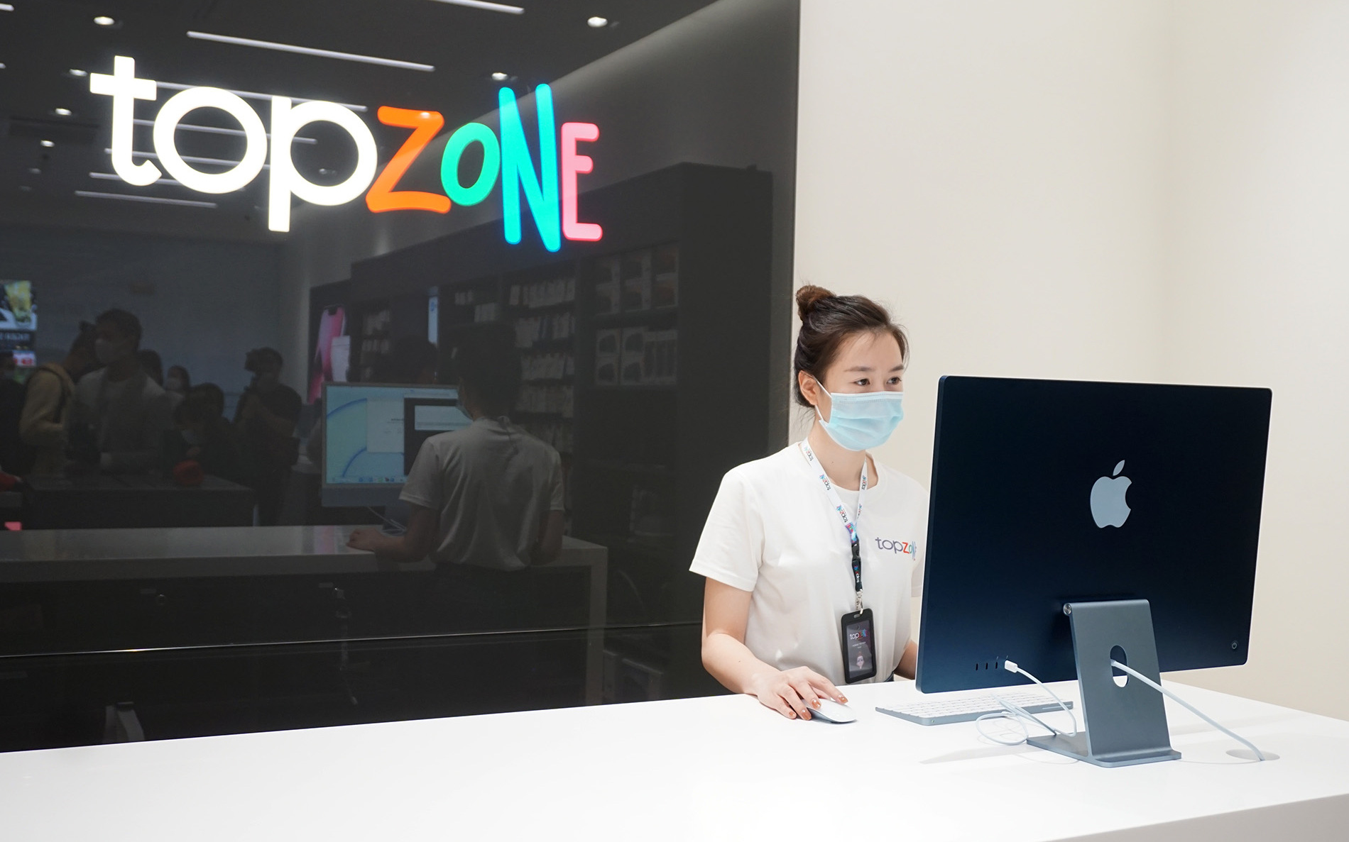 Bên trong cửa hàng TopZone đầu tiên của Thế Giới Di Động có gì?