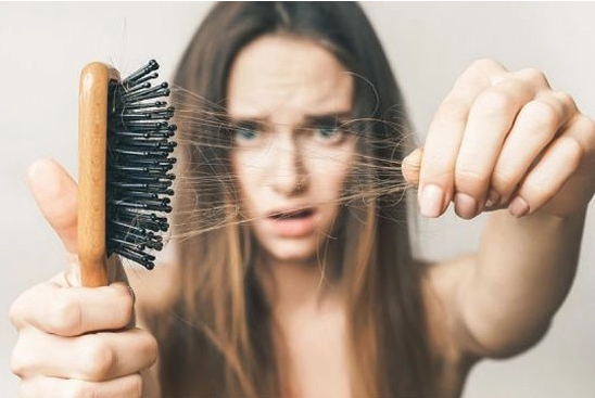 5 thói quen khi gội đầu khiến tóc rụng, tuổi thọ cũng giảm theo: Bất kể nam hay nữ đều mắc phải nên cần đặc biệt chú ý - Ảnh 1.