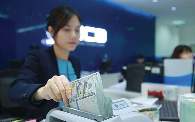 VND lên giá cao nhất 4 năm so với USD, tỷ giá chợ đen cao hơn ngân hàng gần 4%