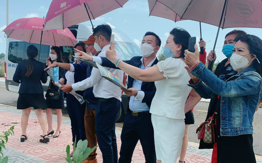 Môi giới bất động sản lao đao trong mùa dịch, những tháng cuối năm mong có cái Tết ấm no