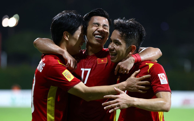 Chung kết sớm của bảng B AFF Cup &quot;gọi tên&quot; Việt Nam: Trận thắng 3-0 siêu phẩm, bộ đôi Quang Hải - Công Phượng thể hiện đẳng cấp, Hoàng Đức ấn định kết cục!