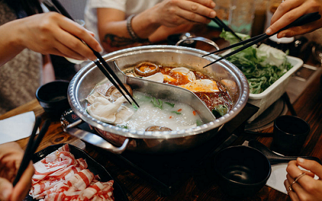 Tưởng lành mạnh nhưng 3 thói quen ăn uống này đang bào mòn hệ tiêu hóa, âm thầm hủy hoại sức khỏe: Nhiều người không biết vẫn áp dụng mỗi ngày - Ảnh 1.