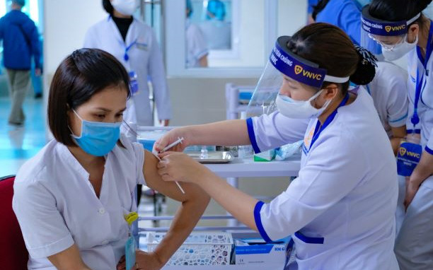 TPHCM: Rút ngắn thời gian tiêm liều nhắc lại vaccine phòng COVID-19