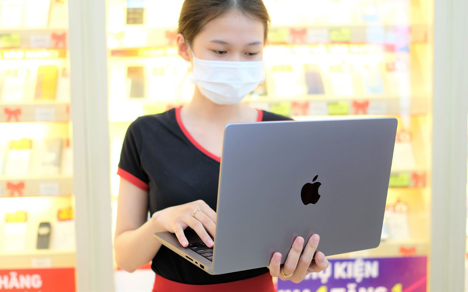 MacBook Pro 2021 chính hãng lên kệ tại Việt Nam, bản cao nhất giá hơn 90 triệu đồng nhưng không có hàng để bán