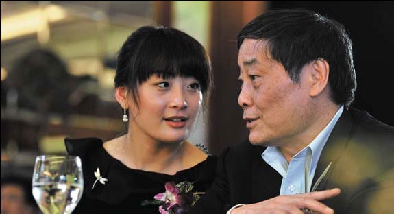 Người kế vị đặc biệt của đại gia đồ uống Trung Quốc: Là con gái độc nhất, 40 tuổi vẫn chưa một mảnh tình vắt vai, quyết không để gia sản lọt vào tay người ngoài - Ảnh 1.
