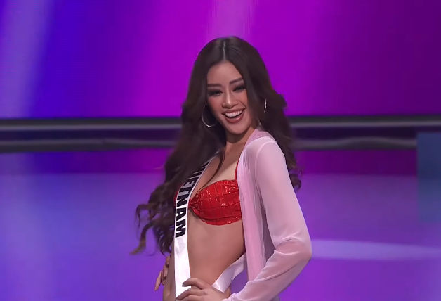 Bán kết Miss Universe 2020: Khánh Vân giật spotlight với cú xoay bạc hà lốc xoáy trong phần thi áo tắm, đổi váy dạ hội vào phút chót vì 1 lý do cực cảm động - Ảnh 1.
