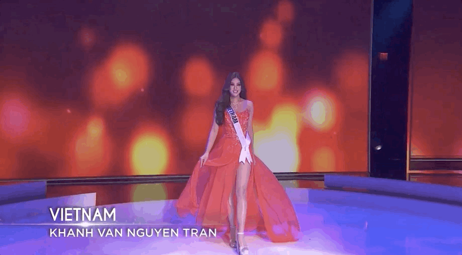 Bán kết Miss Universe 2020: Khánh Vân giật spotlight với cú xoay bạc hà lốc xoáy trong phần thi áo tắm, đổi váy dạ hội vào phút chót vì 1 lý do cực cảm động - Ảnh 4.
