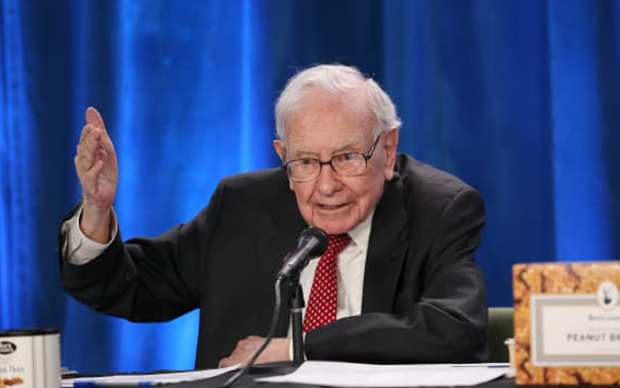 Từng khuyên nhà đầu tư &quot;đừng đặt cược chống lại nước Mỹ&quot;, Warren Buffett bán ròng khi thị trường tăng mạnh và đang hối tiếc vì ôm quá nhiều tiền mặt