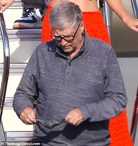 Tỷ phú Bill Gates lần đầu xuất hiện công khai ngoài đường hậu ly hôn: Vui vẻ đưa con gái út đi ăn, tay vẫn đeo nhẫn cưới - Ảnh 2.