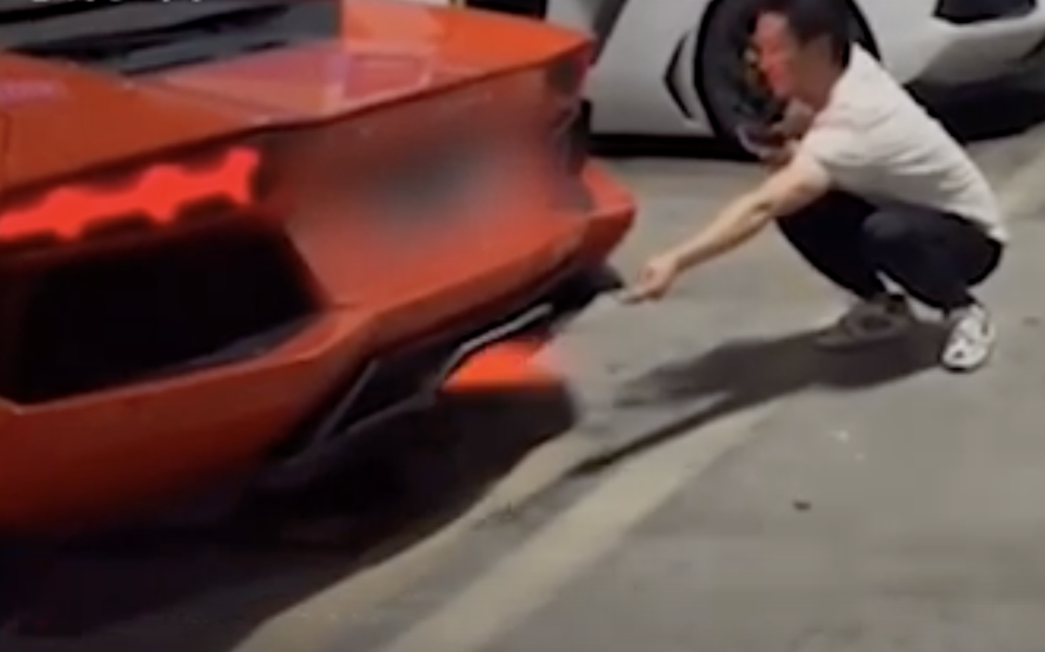 Thử nướng thịt trên ống xả của Lamborghini Aventador, thanh niên phá hỏng luôn động cơ của chiếc xe trong một nốt nhạc