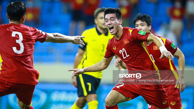 Giành chiến thắng nghẹt thở 2-1, Việt Nam tiễn Malaysia về nước, vững ngôi đầu vòng loại World Cup 2022 - Ảnh 1.