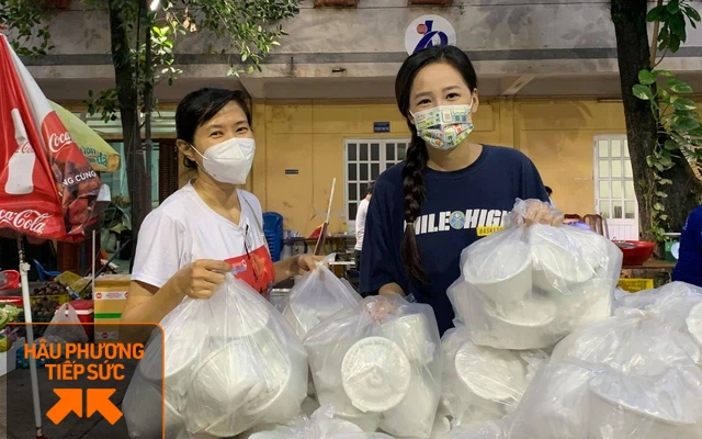 "Hoa hậu chứng khoán" Mai Phương Thúy đăng ký tình nguyện viên chống dịch, dậy từ 4 giờ sáng chuẩn bị phần ăn sáng cho các bác sĩ tuyến đầu