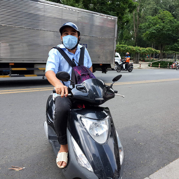MC Quyền Linh đi dép lê, đeo ba lô tiền, tự chạy xe máy tới ủng hộ thêm 2,2 tỷ VNĐ cho quỹ vaccine cho người lao động nghèo - Ảnh 1.