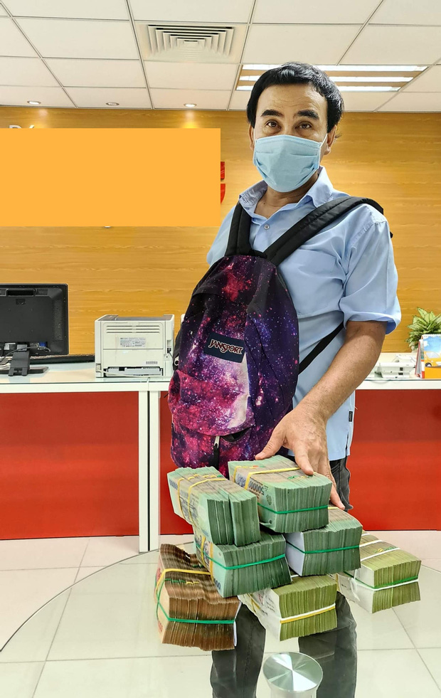 MC Quyền Linh đi dép lê, đeo ba lô tiền, tự chạy xe máy tới ủng hộ thêm 2,2 tỷ VNĐ cho quỹ vaccine cho người lao động nghèo - Ảnh 2.