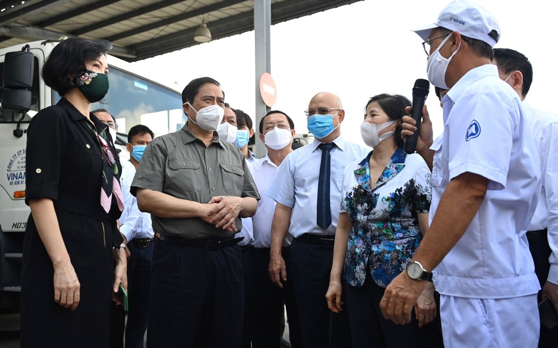 Thủ tướng đánh giá Vinamilk là doanh nghiệp điển hình "vừa sản xuất, vừa chiến đấu" trong dịch covid-19