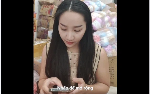 Bị đình chỉ vì bán nước hoa giả, vợ Lê Dương Bảo Lâm vẫn tiếp tục livestream bán hàng