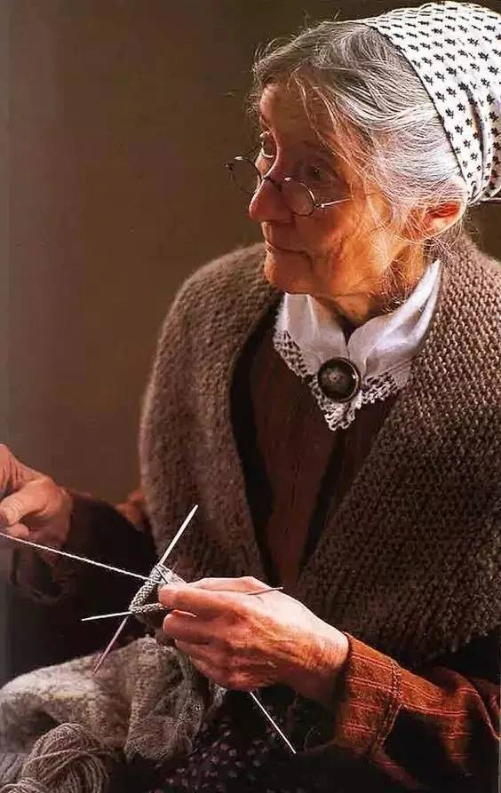Cuộc sống bình yên ở nơi thôn quê đẹp như vẽ tranh của cụ bà 92 tuổi khiến ai ai cũng ngưỡng mộ: Làm mỏi mệt cả đời chỉ để mong lúc già bỏ phố về quê, trồng cây nuôi cá, sống đời an nhiên thế này - Ảnh 9.