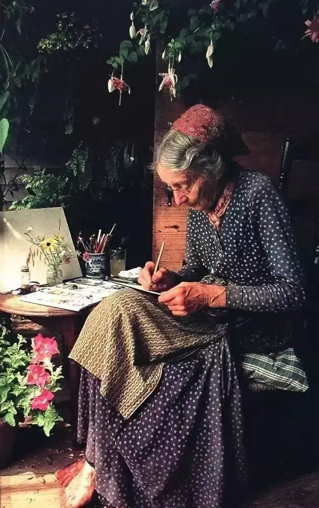 Cuộc sống bình yên ở nơi thôn quê đẹp như vẽ tranh của cụ bà 92 tuổi khiến ai ai cũng ngưỡng mộ: Làm mỏi mệt cả đời chỉ để mong lúc già bỏ phố về quê, trồng cây nuôi cá, sống đời an nhiên thế này - Ảnh 3.