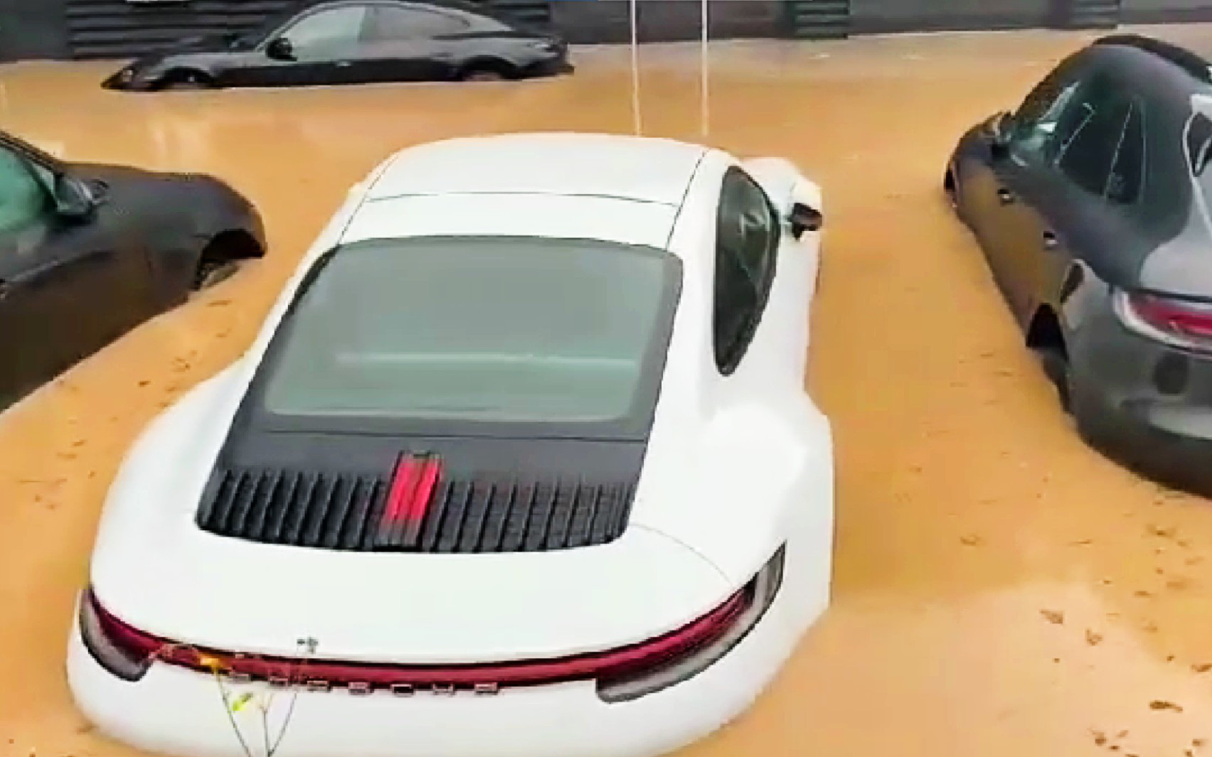 Xót xa cảnh dàn xe Porsche ngâm trong nước lũ tại Đức
